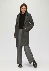 QS LOCKERES ÜBERSCHNITTENER SCHULTER - Sweater - schwarz