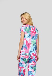 Blumen-Schlafanzug-Set mit einem mehrfarbigen Muster aus rosa, grünen und blauen Blättern, mit lockerer Passform und kurzen Ärmeln.