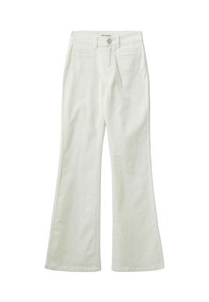 Baltas izplestie džinsi, izgatavoti no denima. Iekļauj priekšējās un aizmugures kabatas, pogu aizdari un gludu tekstūru. Vienkāršs dizains bez rotājumiem.