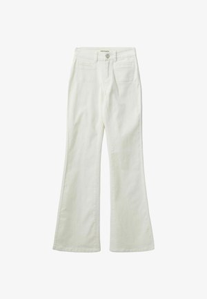 Valged laiad teksapüksid, mis on valmistatud denimist. Omavad ees- ja tagakotte, nööbikinnitust ja siledat tekstuuri. Lihtne disain ilma kaunistusteta.