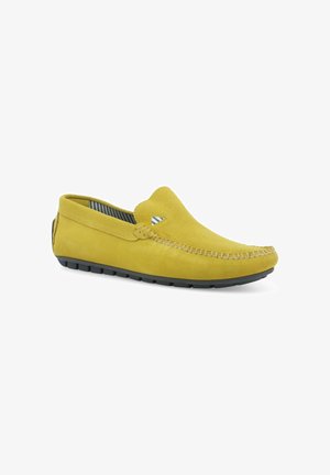 Mocassino slip-on in suede giallo con dettagli cuciti e suola in gomma nera, con fodera interna a righe.