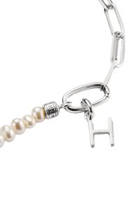 Collier en argent avec perles blanches, présentant un design en maillons ovales, un fermoir et un accent en forme de lettre "H". Les perles ont une texture lisse.