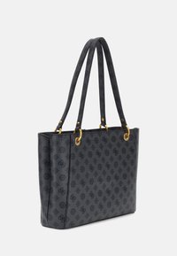 Borsa tote nera con texture, dotata di hardware dorato, presenta doppi manici e un design a motivo. Forma rettangolare con base piatta.