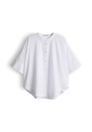 Weißes, kurzärmeliges Hemd mit Knopfleiste, rundem Kragen und abgerundetem Saum, vor weißem Hintergrund dargestellt.