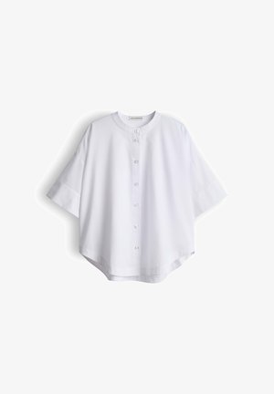 Weißes, kurzärmeliges Hemd mit Knopfleiste, rundem Kragen und abgerundetem Saum, vor weißem Hintergrund dargestellt.