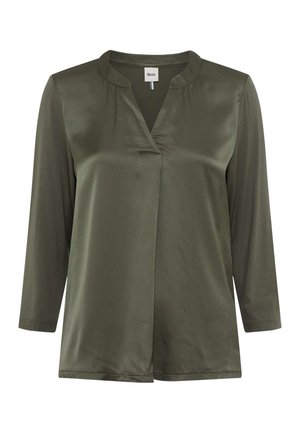 Olijfgroene blouse met lange mouwen, zonder kraag en met een v-halsopening. Glad, satijnachtig textuur met een gedrapeerde voorkant en minimalistische details.