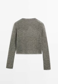 Vaaleanharmaa pitkähihaisen lyhyen neuleen takaosa on asetettu litteäksi, jossa on yksinkertainen pyöreä pääntie ja pehmeä neulepinta.