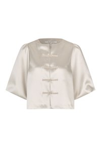 Krémová saténová halenka s kulatým výstřihem, třemi dekorativními knoflíky a širokými rukávy. Hladká textura a krátký design.