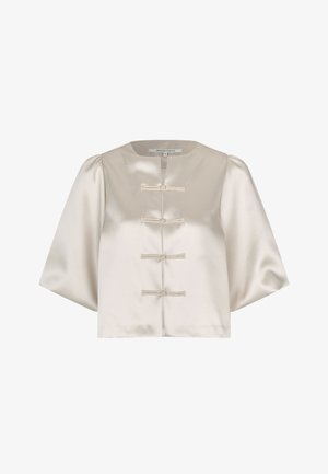 Blouse en satin crème avec un col rond, trois boutons décoratifs et larges manches. Texture lisse et coupe courte.