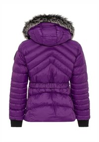 Lila Daunenjacke mit geraffter Taille, fellgefütterter Kapuze, Zickzackmuster und schwarzen Strickbündchen. Glattes, reflektierendes Material.