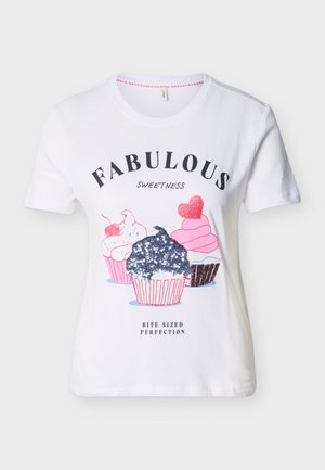 Weißes Kurzarmhemd mit drei illustrierten Cupcakes und dem Text "Fabulous Sweetness Bite-Sized Perfection" auf der Vorderseite.