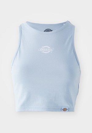 Šviesiai mėlynas medvilninis trumpas topas su apvali kaklo išpjova, turintis baltą spausdintą logotipą ant krūtinės ir mažą logotipo etiketę ant apatinio krašto.