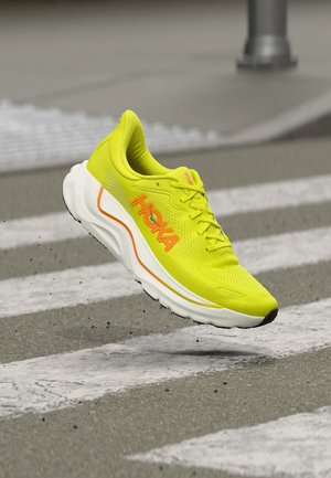 HOKA, ARAHI 9 - Løbesko til landevejen - citrus/neon tangerine