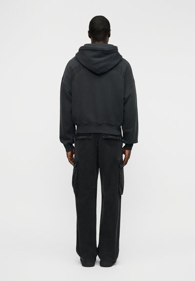 Μαύρο φούτερ με κουκούλα με άνετη εφαρμογή και μαύρο cargo παντελόνι που ταιριάζει, με πλαϊνές τσέπες και σχεδιασμό με ίσια γραμμή στο πόδι.