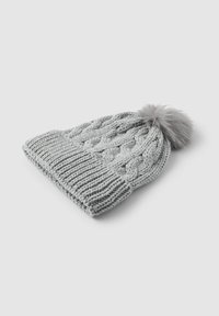 Szara dziana czapka beanie z prążkowanym mankietem, zdobiona fakturowanym wzorem w warkocze oraz miękkim szarym pomponem na górze.