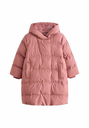 Manteau rose rembourré avec capuche, présentant une texture matelassée, des manches courtes et deux poches avant. Tissu doux avec un design uni.