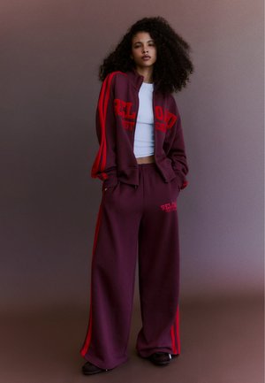 Bershka, WIDE-LEG EMBROIDERED PLUSH - TROUSERS - Pantaloni sportivi - bordeaux
