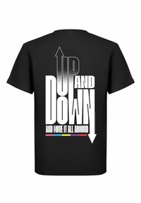 Černé bavlněné tričko s výrazným bílým textem: "POHÁR A DOLŮ" s šipkami a "A HÝBEJ TO VŠUDE" v barevném horizontálním pruhu pod ním.