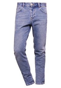 Blå denimjeans med slim fit, femfickorsdesign, knappstängning och bälteshållare, uppställda mot en vit bakgrund.