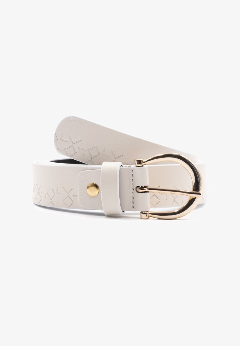Witte leren riem met een gouden ronde gesp. Heeft geperste geometrische patronen en een gouden drukknoopsluiting. Glad textuur.