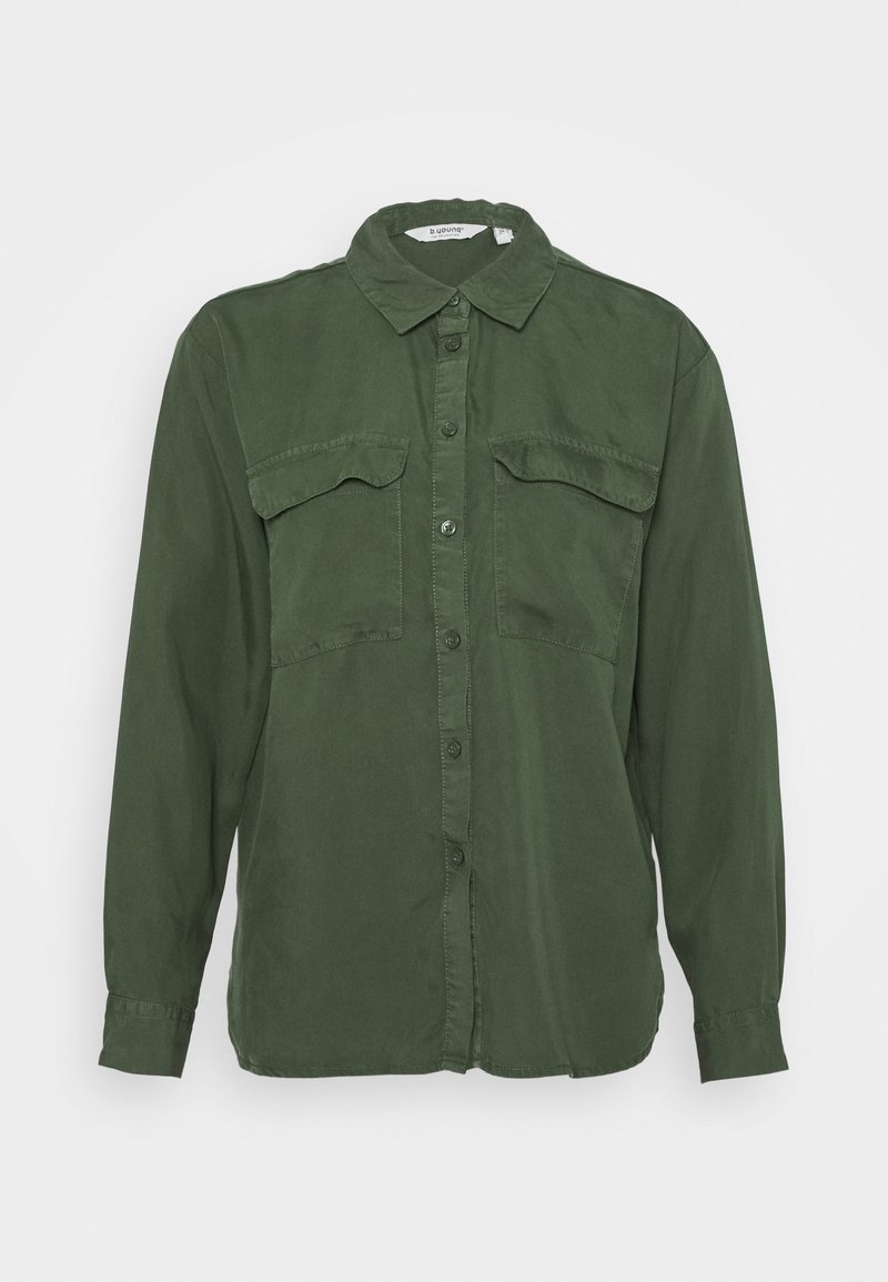 Langærmet grøn skjorte i let stof med knapper foran, klassisk krave og to brystlommer. Lommerne har lapper som detaljer.