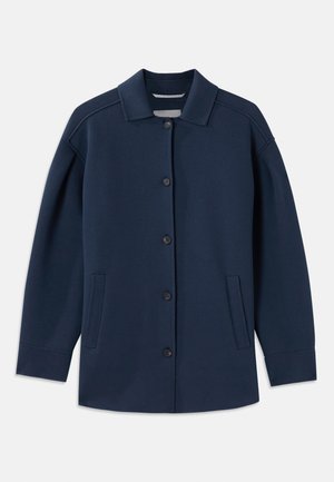 Giacca blu navy con colletto, bottoni frontali, tasche laterali e vestibilità rilassata con maniche larghe. Realizzata in tessuto morbido.