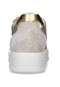 Sneaker con tomaia in suede grigia, accentata da dettagli dorati sul tallone e suola in gomma bianca. Presenta una cerniera sul lato per la chiusura.