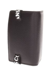 Portafoglio in pelle nera con superficie testurizzata. Presenta un elastico con logo stampato e una forma rettangolare elegante.