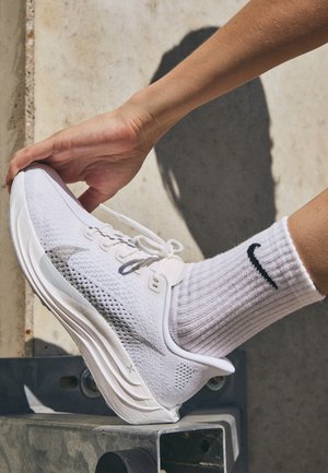 PEGASUS PLUS - Chaussures de running sur route - white/pure platinum/wolf grey