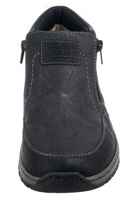 Zwarte leren instapschoen met een gladde textuur, contrasterende stiksels, zijritsen en een rond teenontwerp. Versterkte zool.