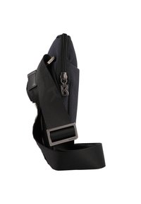 Borsa a spalla in tessuto blu navy con superficie testurizzata, chiusura con cerniera singola, tracolla nera regolabile e dettagli in metallo argentato.