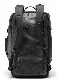 Sac à dos camouflé noir et vert foncé avec des bretelles rembourrées, une poignée supérieure, une fermeture éclair avant et un patch en forme de diamant.