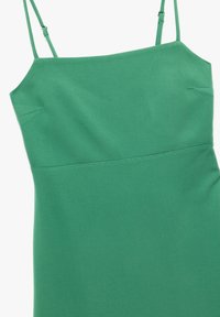 Vestido verde sin mangas con un diseño sencillo, fabricado en un tejido suave, con un escote recto y tirantes finos ajustables.