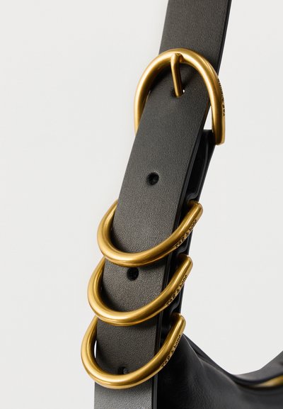 Μαύρο δερμάτινο λουράκι με τέσσερις μεγάλες στρογγυλές χρυσές μεταλλικές πόρπες, τρεις από τις οποίες έχουν χαραγμένη την επιγραφή «rag & bone».