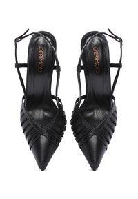 Tacones de piel negra tipo slingback con puntera afilada, que presentan tiras horizontales en la parte delantera y una textura suave y brillante.