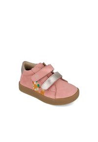 Zapato infantil de ante rosa con correas de velcro metálico plateado, suela de goma marrón y detalle de patrón de animales coloridos en el costado.