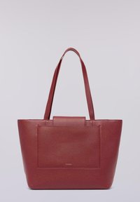 Czerwona torba na ramię z fakturowanego materiału z dwoma długimi uchwytami, wyposażona w dużą przednią kieszeń i elegancki prostokątny kształt.