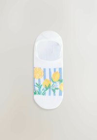 Hvide lavskårne sokker med lemon- og grønne bladdesigns mod blå lodrette striber. Materialet ser blødt ud med en glat tekstur.