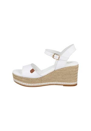 Sandalia blanca de cuña con correa en el tobillo y hebilla dorada, con suela plataforma trenzada de yute y diseño de punta abierta.