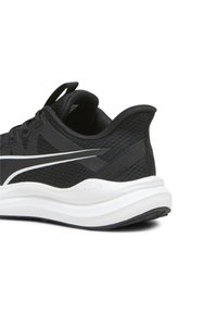 Scarpa da corsa nera con tomaia in rete testurizzata, colletto imbottito e suola intermedia bianca con il marchio "PUMALITE" sul lato.