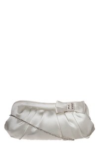 Borsa a mano in satin bianco con design plissettato, accentuata da un fiocco e dotata di tracolla in argento. Presenta dettagli in cristallo sul fiocco. Forma compatta ed elegante.
