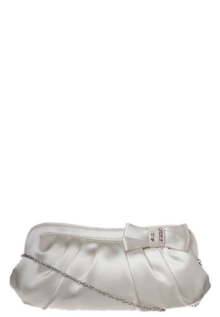 Borsa a mano in satin bianco con design plissettato, accentuata da un fiocco e dotata di tracolla in argento. Presenta dettagli in cristallo sul fiocco. Forma compatta ed elegante.