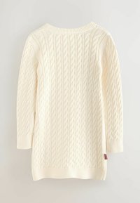 Cremfarbener, grob gestrickter Pullover mit rundem Halsausschnitt und Dreiviertelärmeln. Rippbündchen, Saum und ein kleines rot-weiß-blaues Etikett.