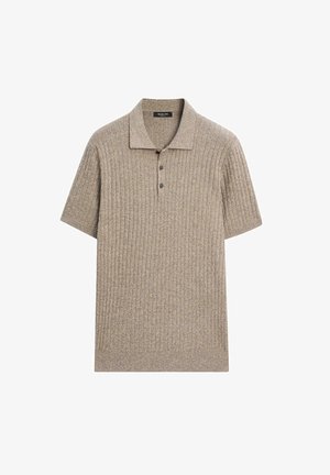 Beige kurzärmeliges, geripptes Poloshirt mit drei Knöpfen und Kragen, flach auf weißem Hintergrund liegend.