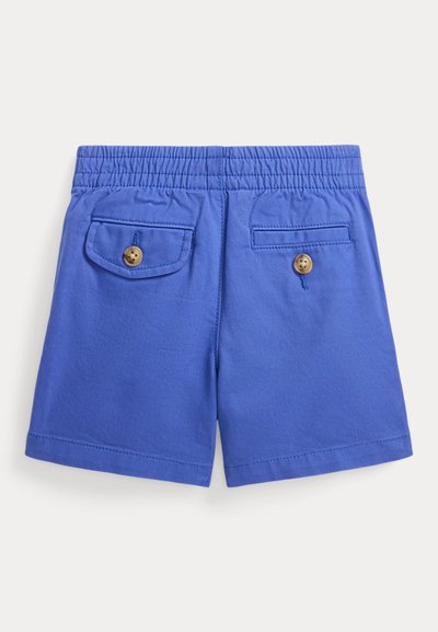 Μπλε σορτς με ελαστική μέση και δύο πίσω τσέπες, η καθεμία ασφαλισμένη με καφέ κουμπί, τοποθετημένα επίπεδα σε λευκό φόντο.