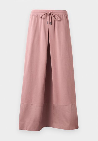 Lang, løstsittende skjørt i myk rosa stoff, med elastisk midjebånd og snøring, samt en frontslitt for økt bevegelse.