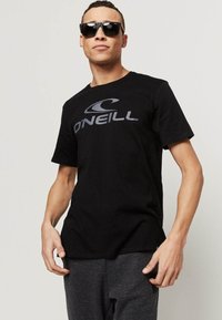 Sort bomulds t-shirt med et fremtrædende gr�åt O'Neill-logo, rund halsudskæring og korte ærmer, med en glat tekstur.
