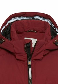 Burgunder Jacke mit gefütterter Kapuze, Vorderreißverschluss mit dunkler Einfassung und einem Etikett innen. Hergestellt aus einem Stoff mit glatter Textur.