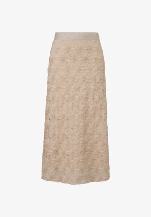 Beżowa długa spódnica z fakturowaną kwiatową tkaniną i gładkim pasem, z miękkim, marszczonym wzorem przypominającym płatki na całej powierzchni.