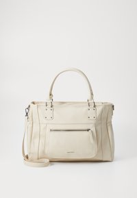 Sac à main synthétique beige avec doubles poignées et une bandoulière amovible. Comprend une poche zippée à l'avant et des accents métalliques. Texture lisse.